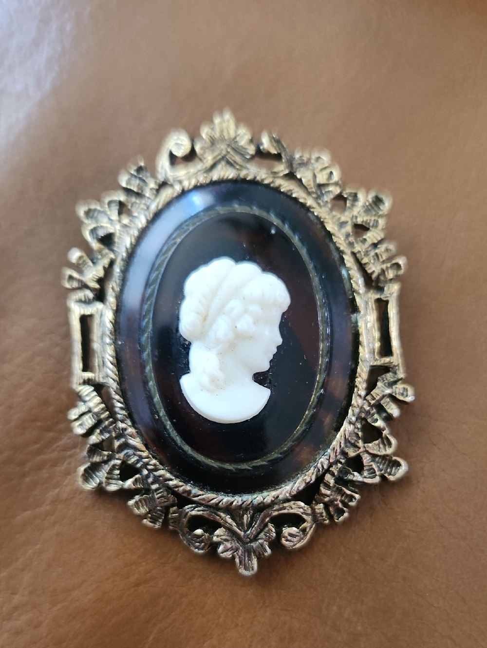 Vintage Cameo‎ Brooch